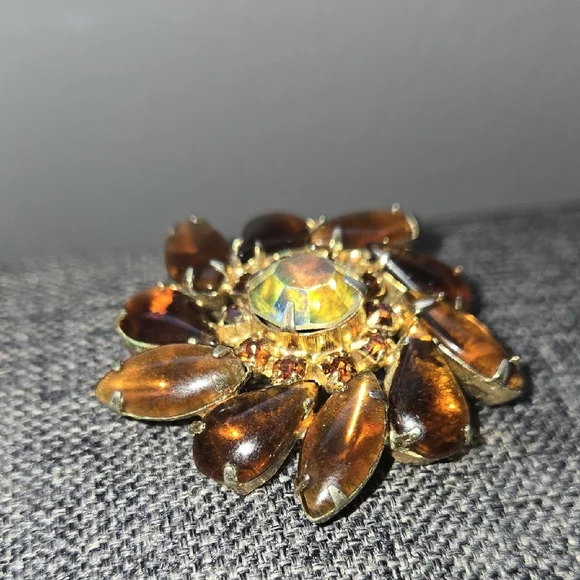VINTAGE Gold and Brown Floral Brooch - Picture 7 of 11